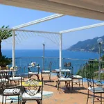 Lloyd's Baia 4*