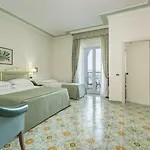 Hotel Lloyd's Baia 4*