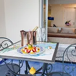 Lloyd's Baia 4*