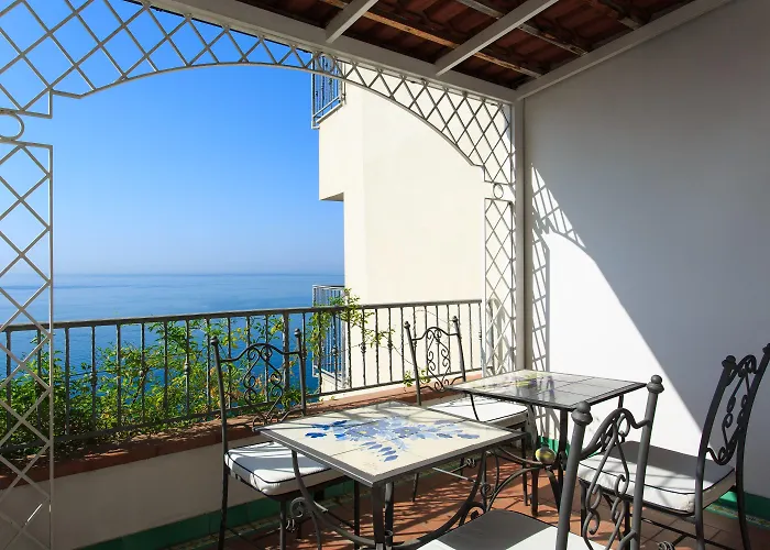 Hotel Lloyd's Baia 4*