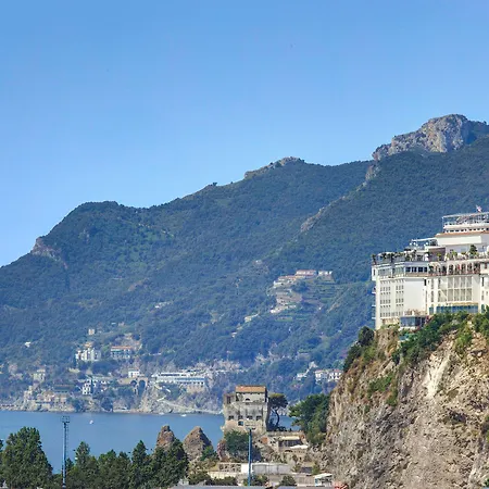 Lloyd's Baia 4*