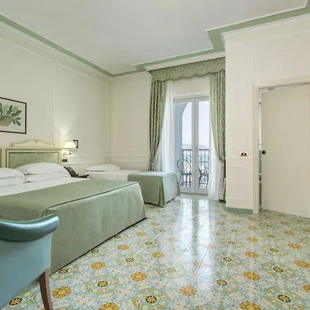 Hotel Lloyd's Baia 4*