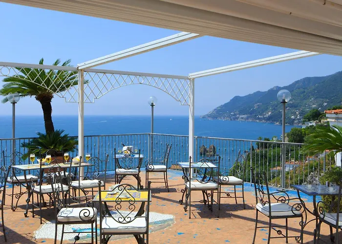 Lloyd's Baia 4*