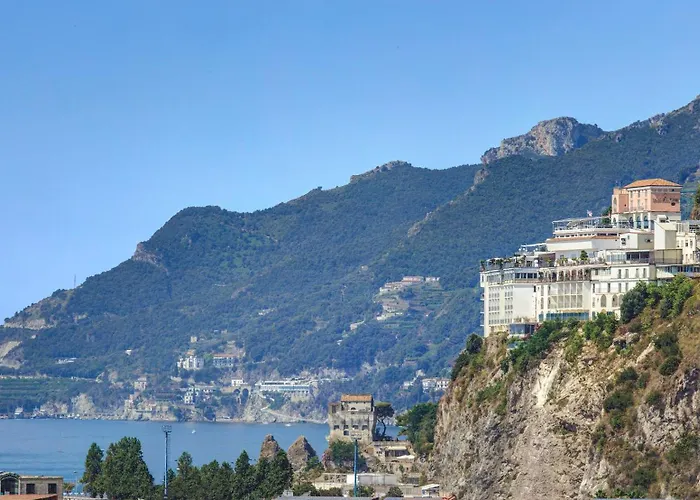 Lloyd's Baia 4*