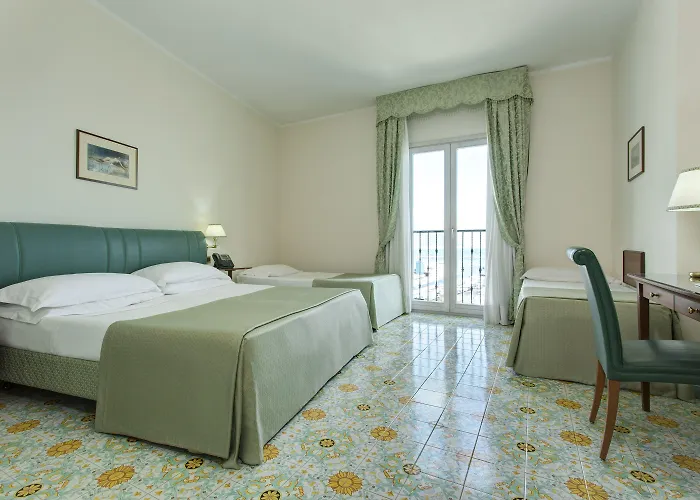 Lloyd's Baia Ξενοδοχείο 4*