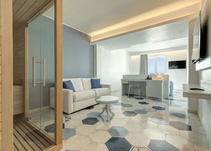 Lloyd's Baia 4*