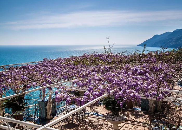 Lloyd's Baia Ξενοδοχείο