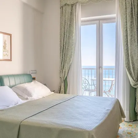 Hotel Lloyd's Baia 4*