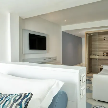 Lloyd's Baia 4*
