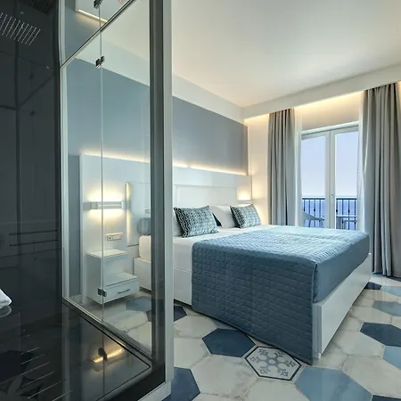 Hotel Lloyd's Baia 4*