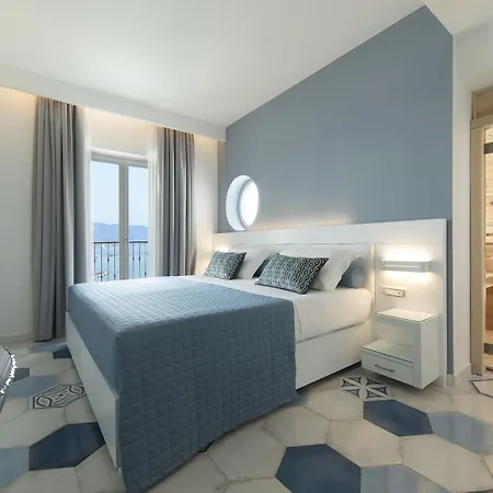 Hotel Lloyd's Baia 4*