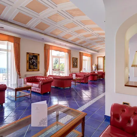 Hotel Lloyd's Baia 4*