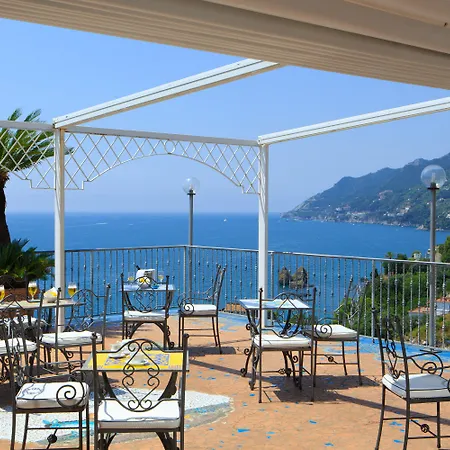 Lloyd's Baia 4*