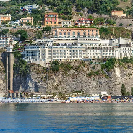 Lloyd's Baia Hotel 4*