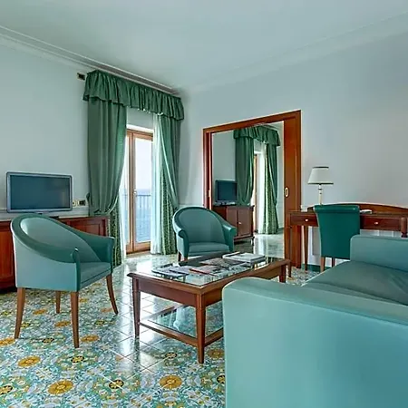 Lloyd's Baia 4*