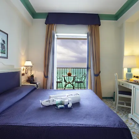 Отель Lloyd's Baia 4*